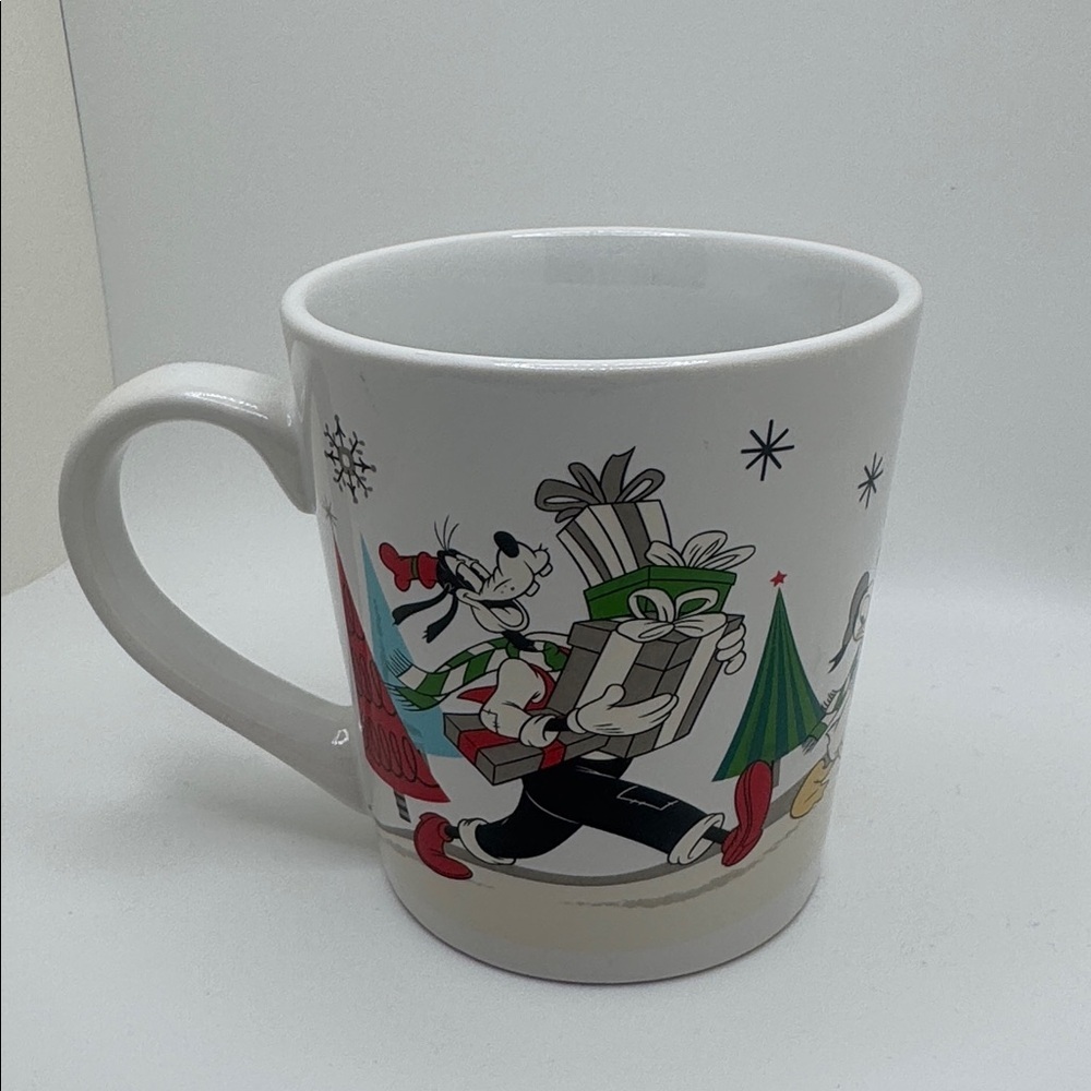 🎅 Disney Holiday Mug – Mickey, Minnie, Goofy & Donald Christmas Coffee Cup - Picture 2 of 4